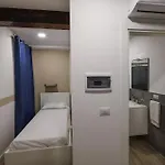 Della Accademia 아파트