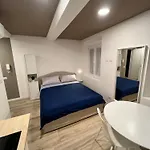 Della Accademia 아파트